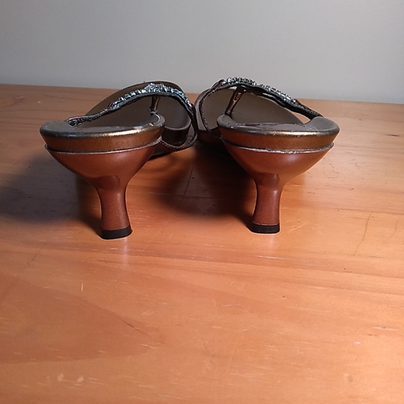 Kenneth Cole Reaction Womans Kitten Heel 2 " Bronze Rhinestone Sandals SZ 6 - Picture 4 of 9